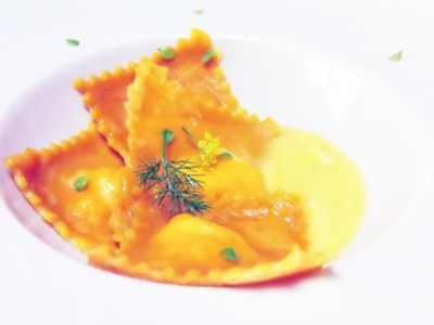 Ravioli di farina di zucca bio su vellutata di buccia di zuccaalt