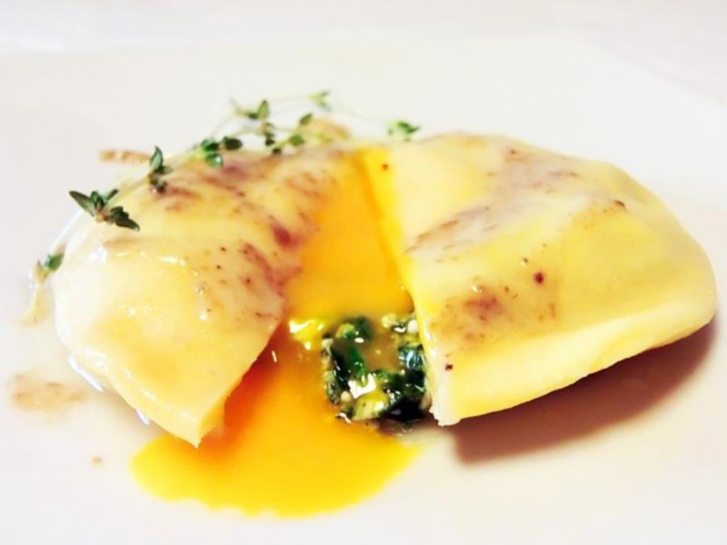 Raviolo di tuorlo fondente profumato al timo