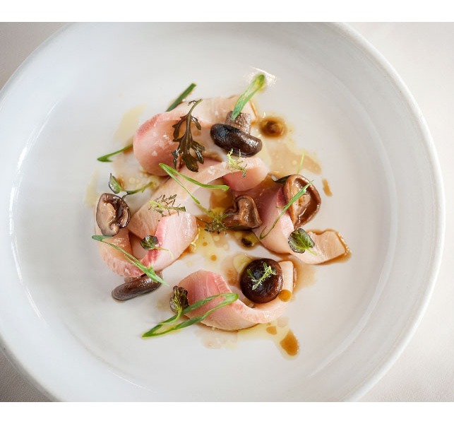 Crudo di ricciola con funghi shiitake e vinaigrette allo scalogno