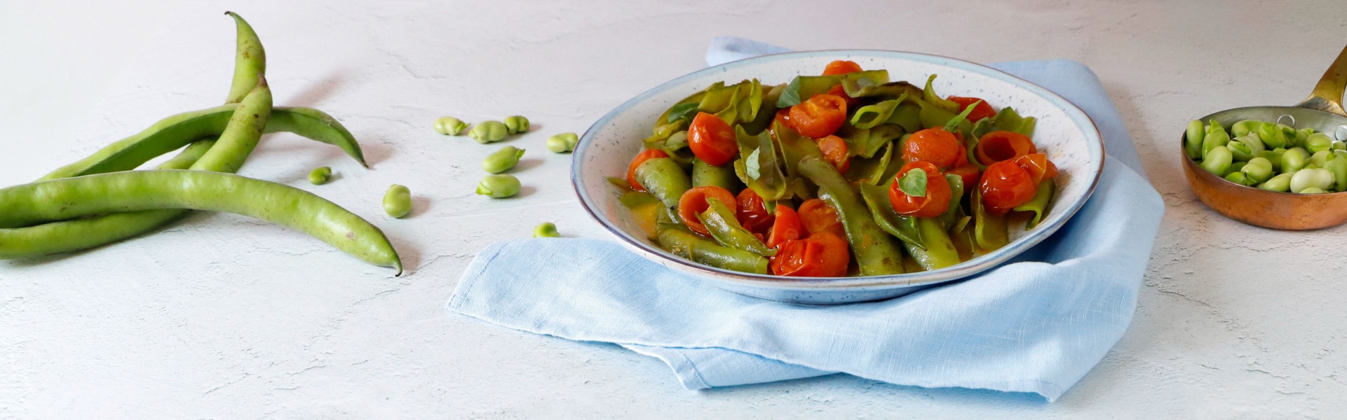 contorno-di-baccelli-di-fave-e-pomodorini 