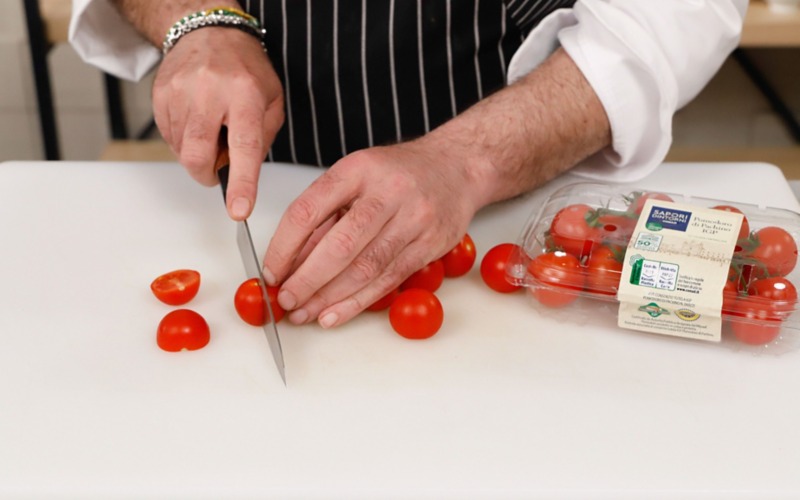 tagliare a metà i pomodorini