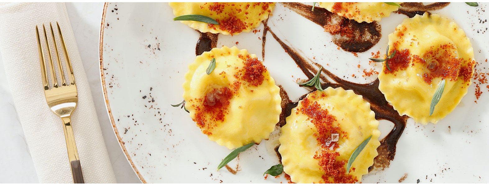 Ravioli Asiago e funghi in salsa di aglio nero