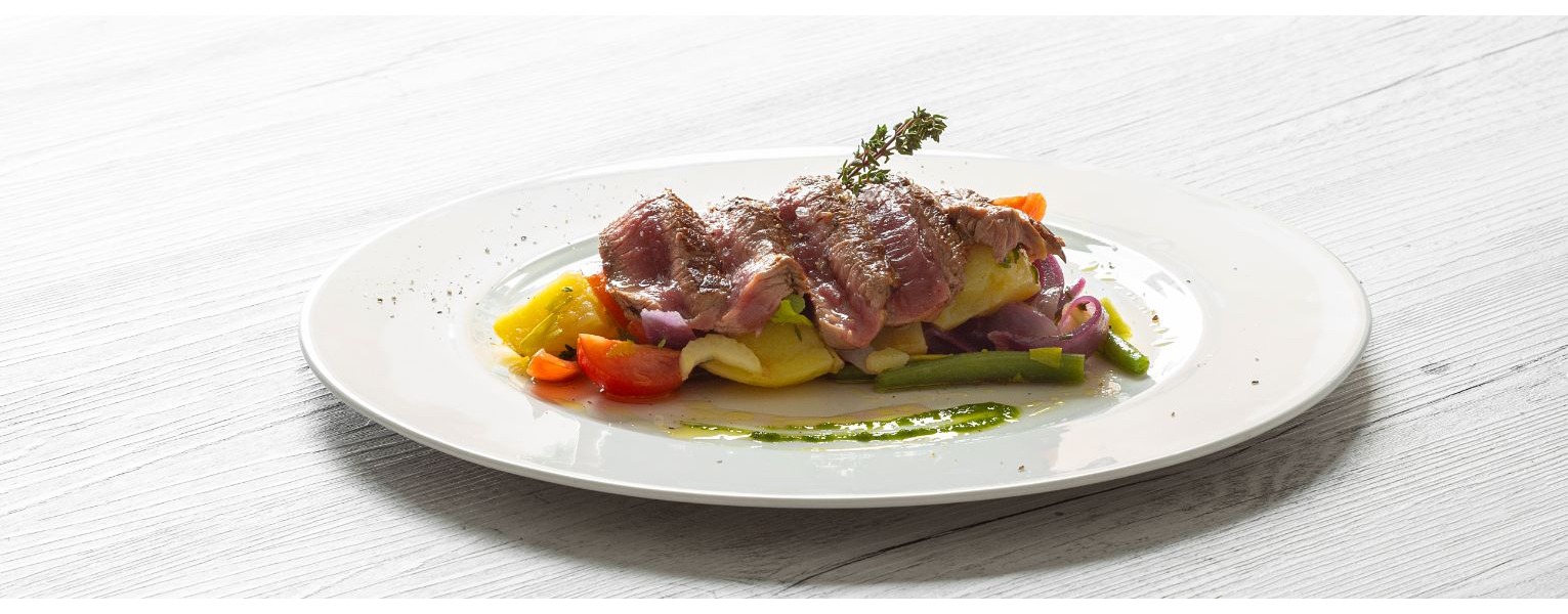 Filetto di cavallo con verdure e salsa mediterranea