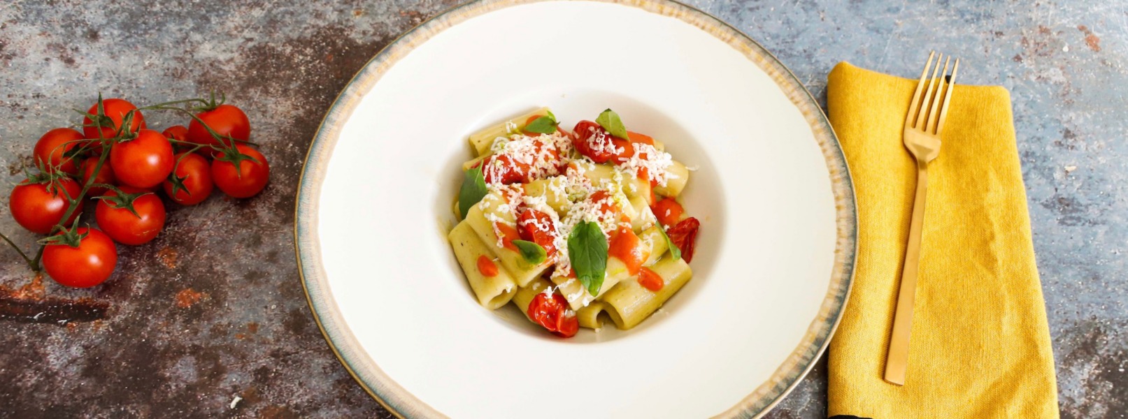 Rigatoni con crema di melanzane e pomodori arrosto