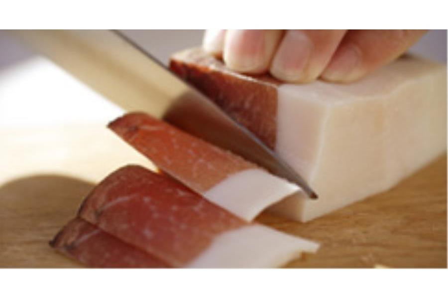 Risotto al rosso del roero con speck croccante e crema di rosmarino e basilico