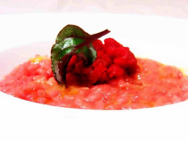 Risotto con clorofilla di barbabietola, tartare di fassona cuneese e scaglie di burro al castelmagno
