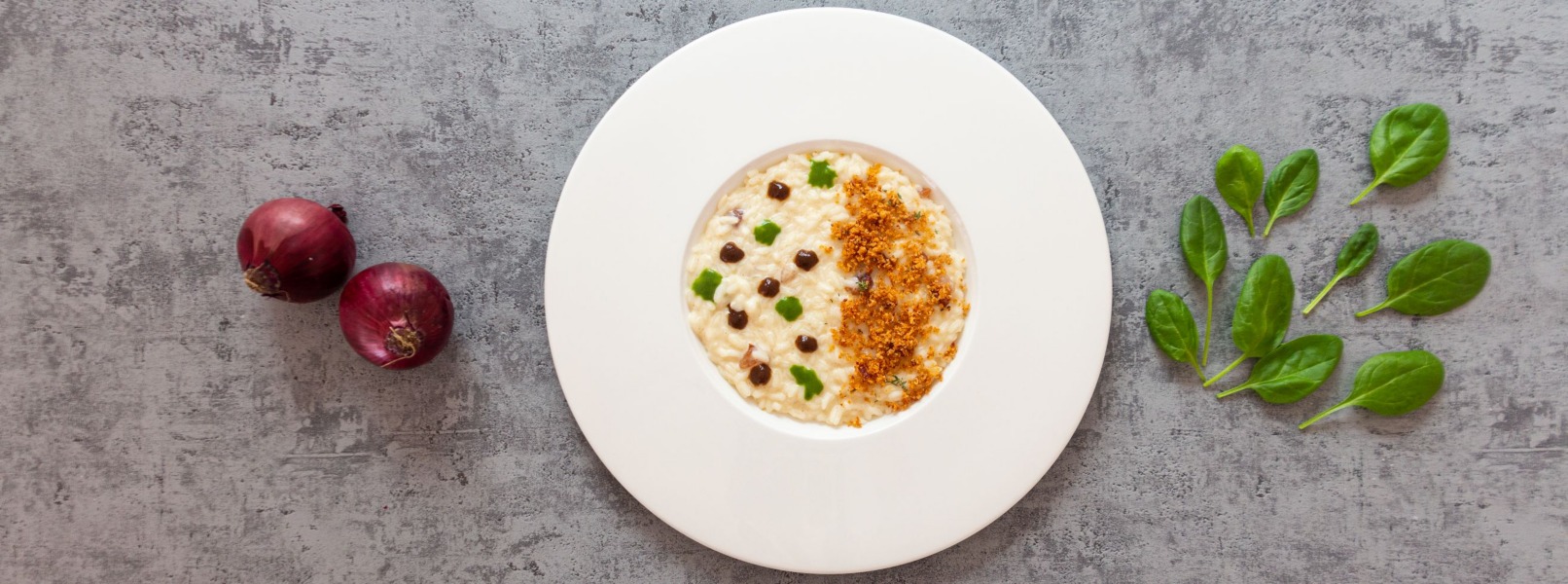 Risotto, guanciale in due consistenze, salsa agli spinaci e cipolla caramellata