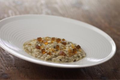 Risotto mantecato alle ostriche, perle noire di Cadoret, gelatina di sgombro affumicato e salsa di soiaalt