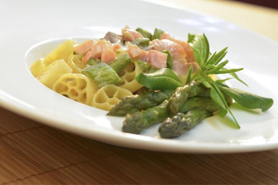 Ruote con asparagi e salmone