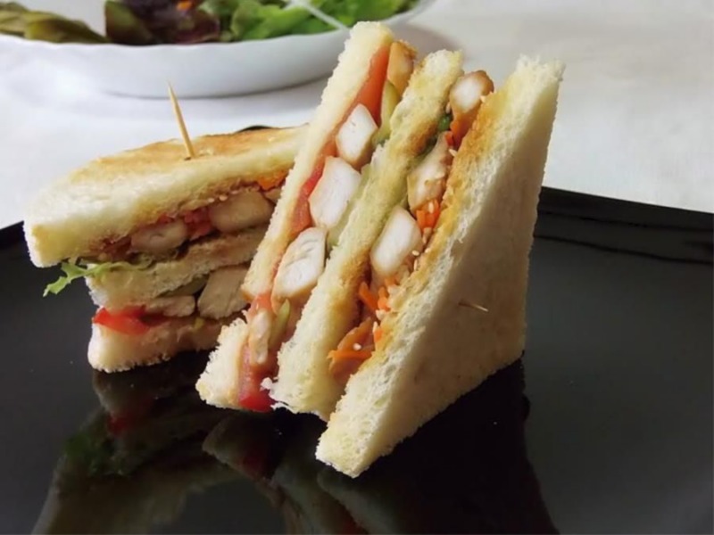 Sandwich al pollo teriyaki con julienne di carote e daikon