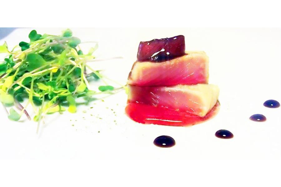 Sashimi di ricciola su acqua di fragole