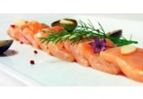 Sashimi di salmone con prugne salate e aceto di champagnealt