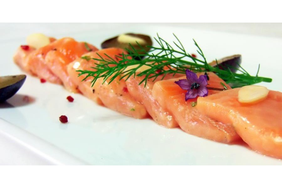 Sashimi di salmone con prugne salate e aceto di champagne