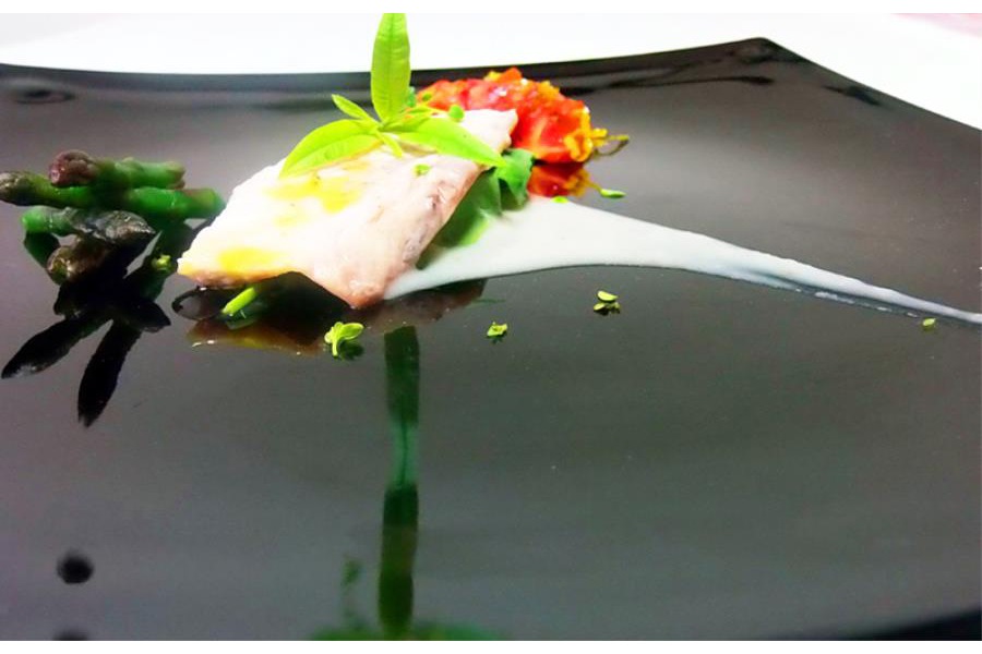 Sauro al vapore d'arancia con fumo di menta