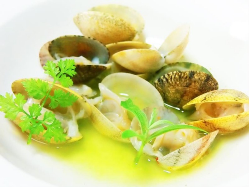 Sautè di lupini di mare su clorofilla di cerfoglio 