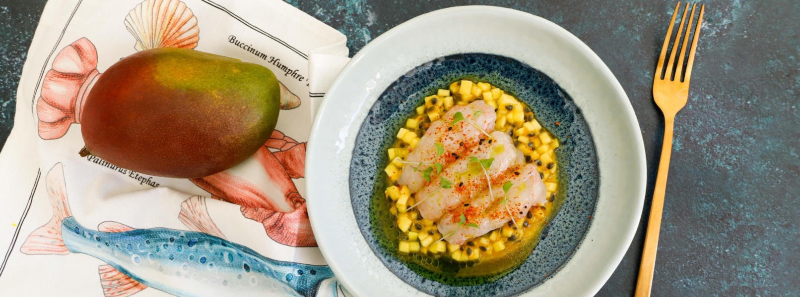 Zuppa di scampi, mango e passion fruit