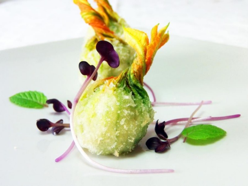 Scrigni di fiori di zucca ripieni di pesce spada