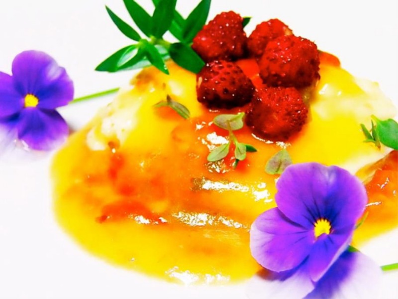 Sfera di orata con acqua di fragoline di bosco