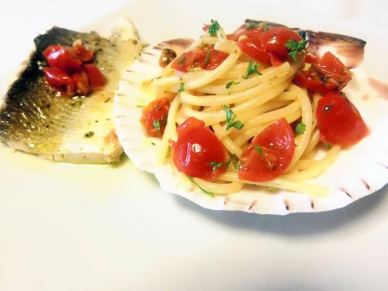 Spaghetti all'acqua pazza con spigola