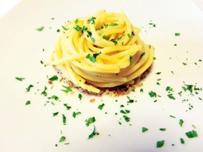 Spaghetti con acciughe di Sicilia e burro di bufala cilentana su fondo di briciole di pane alt