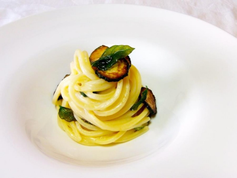 Spaghettoni con provolone e zucchine croccanti