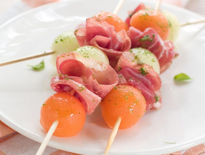 Spiedini con prosciutto toscano ai due meloni