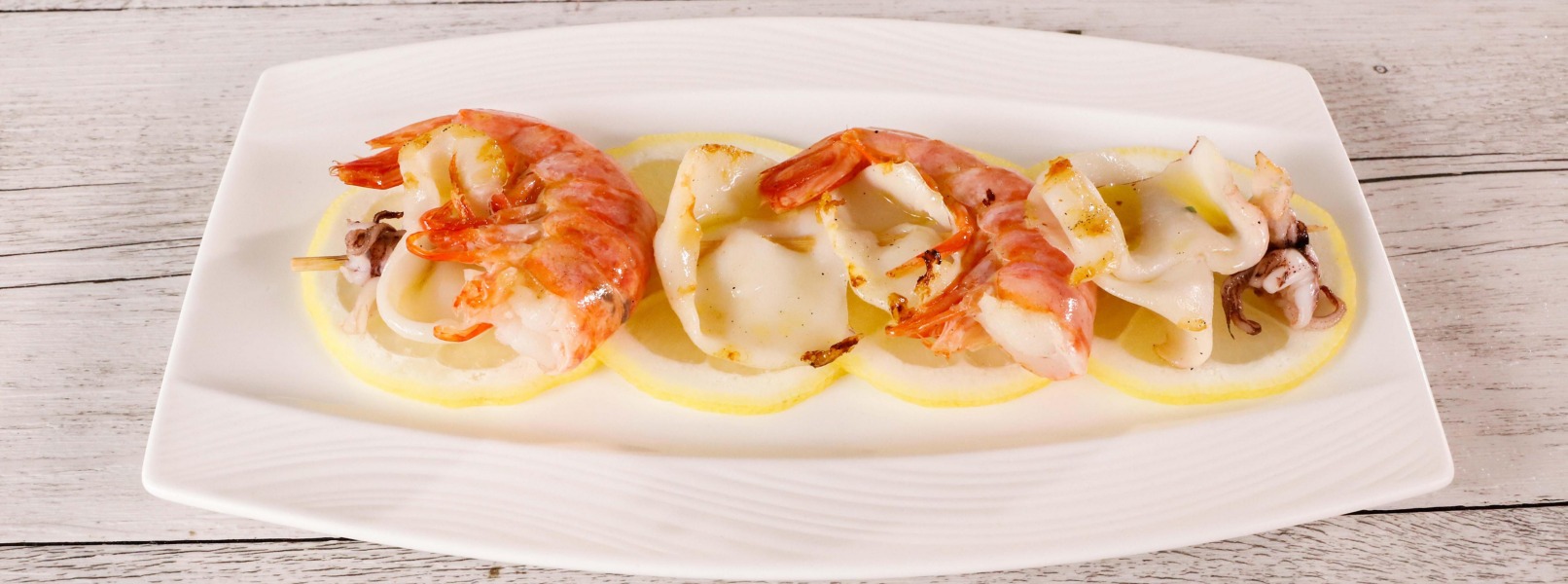 Spiedini di pesce alla griglia