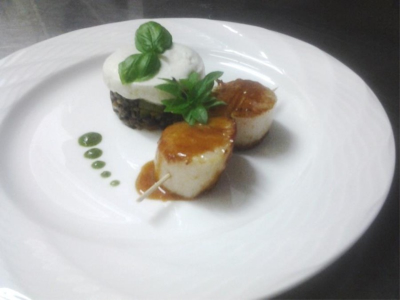 Spiedini di capesante su timballo di riso venere