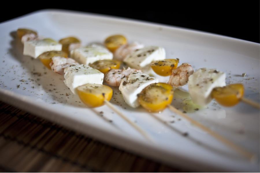 Spiedini di gamberi, bufala di Capua e pomodorini gialli