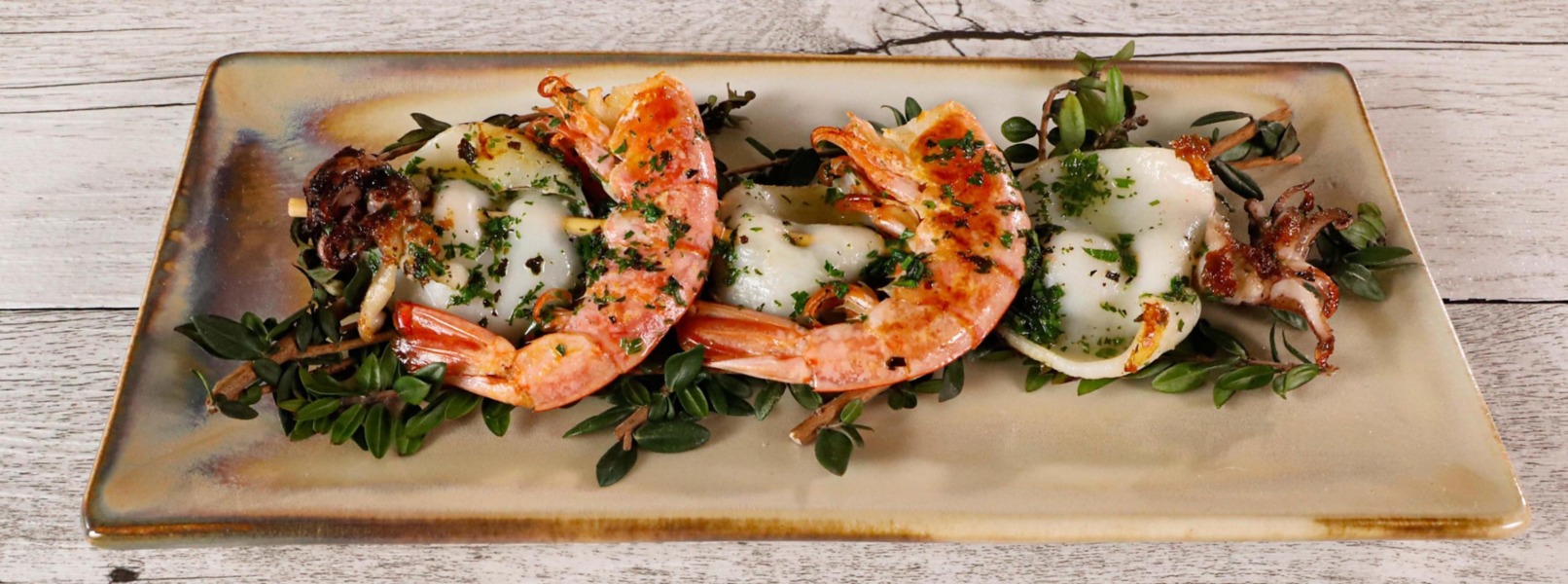 Spiedini di calamari e gamberi in padella