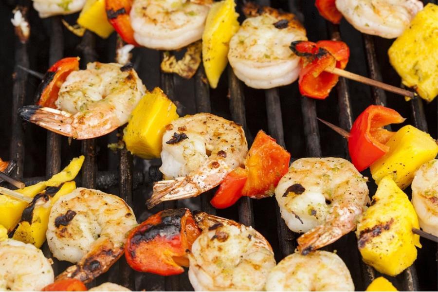 Spiedini di gamberi grigliati e peperoni