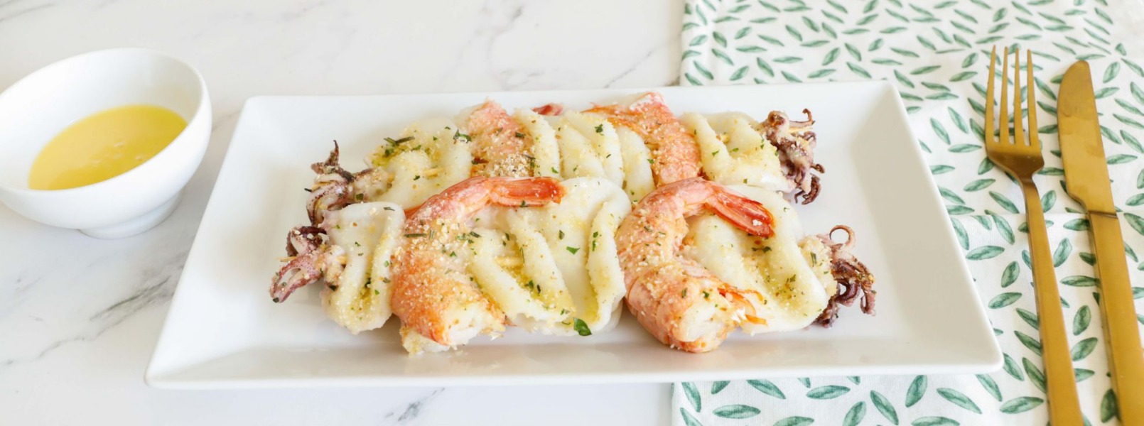 Spiedini di gamberi e calamari al forno