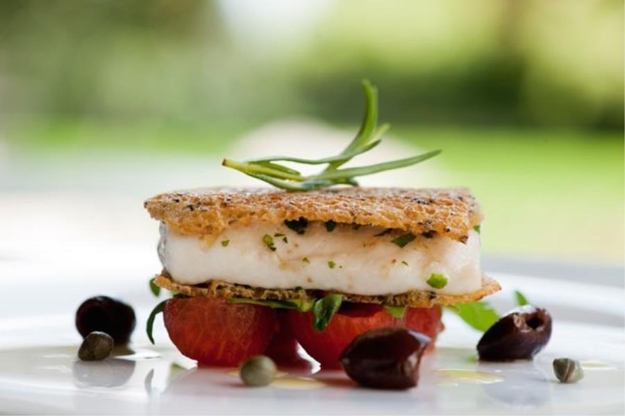 Spigola in crosta di pan di molche con pomodorini