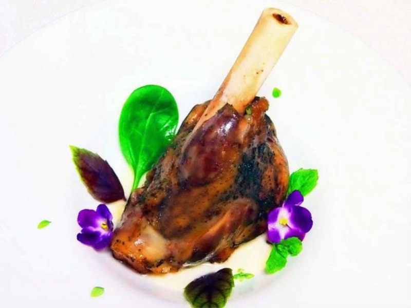 Stinchetto di agnello sambucano su crema di sedano rapa