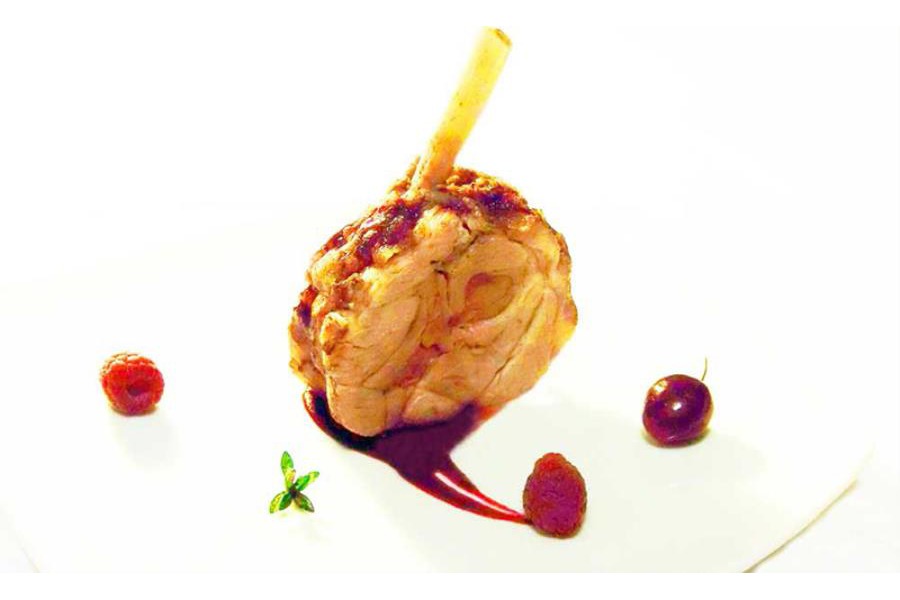 Stinco di suino nero con ciliegie e lamponi