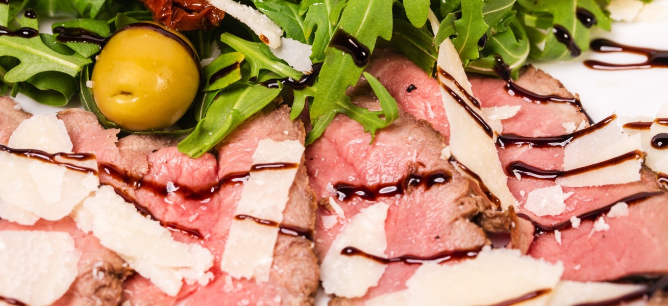 Straccetti all'aceto balsamico con rucola e Parmigiano in scaglie