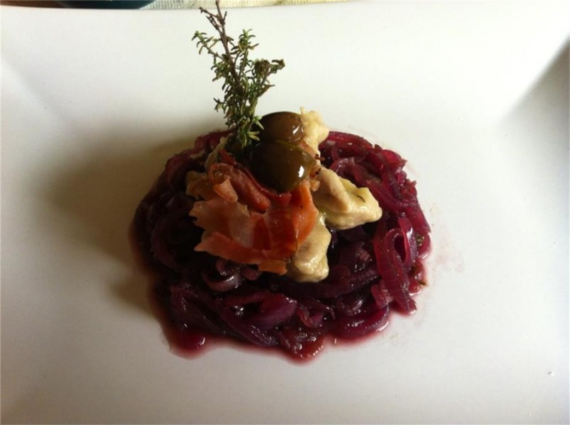 Straccetti di vitello con cipolle caramellate, speck e olive taggiasche