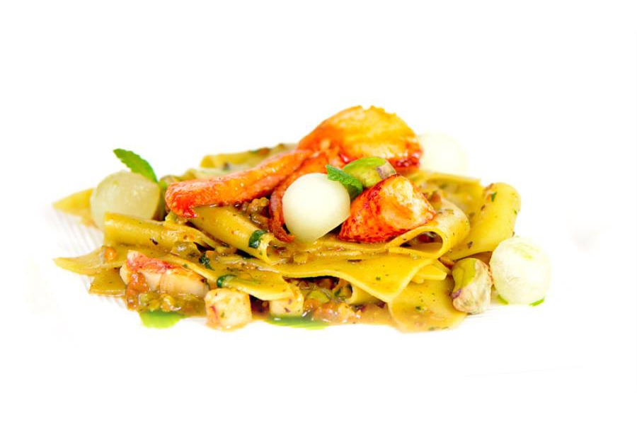 Stracci di pasta alla menta con pistacchi, melone e astice