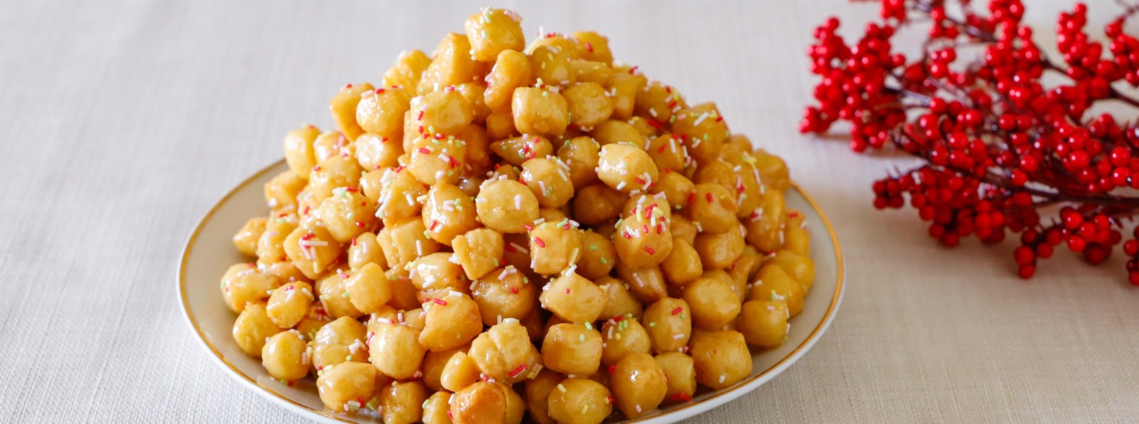 Struffoli al miele, la ricetta napoletana dei dolci natalizi