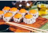 Sushi Uramaki: Granchio, Avocado e Tobiko in una Delizia Giapponesealt