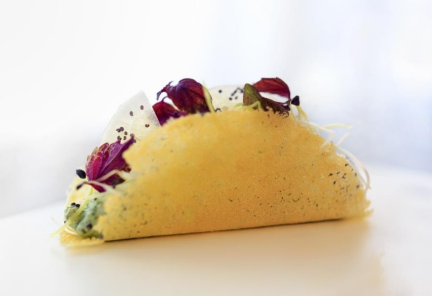 Tacos di mais marano con creme freiche di spinaci, germogli e semi di papavero