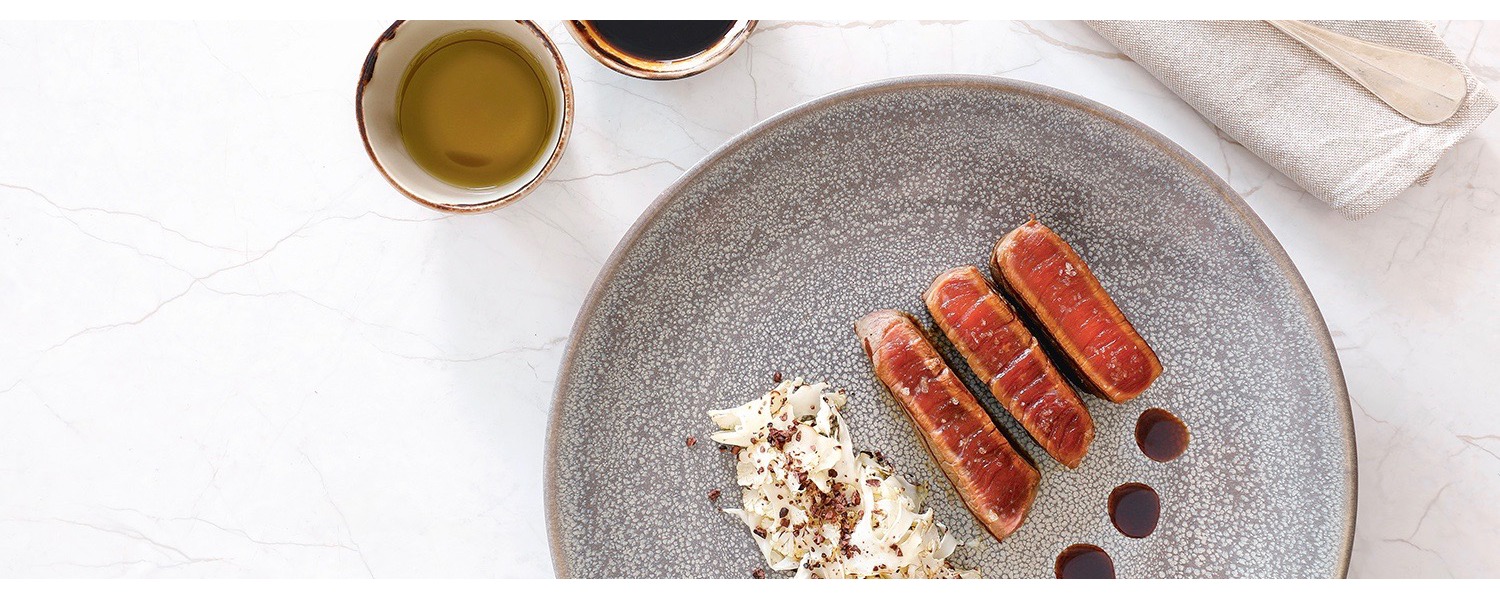 Tagliata di Chianina con salsa teriyaki e carpaccio di cavolfiore