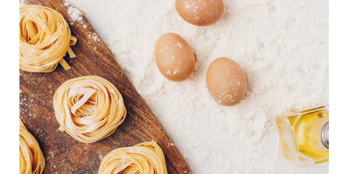 Una deliziosa Crescia marchigiana sfogliata è disposta a nidi sulla tavola di legno infarinata