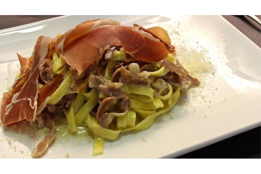Tagliatelle alla panna e prosciutto crudo