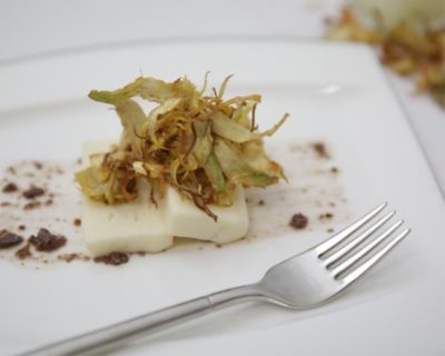 Taleggio Dop con julienne di carciofi e crema di olive taggiaschealt