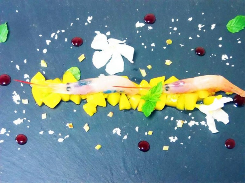 Tartare di pesche di Leonforte, crudo di gamberi di nassa e sfere di gelè di mandarinetto