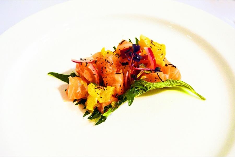Tartare di salmone affumicato e arancia su foglia di shiso