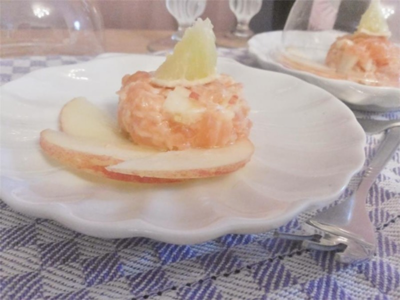 Tartare di salmone con mela e bergamotto 