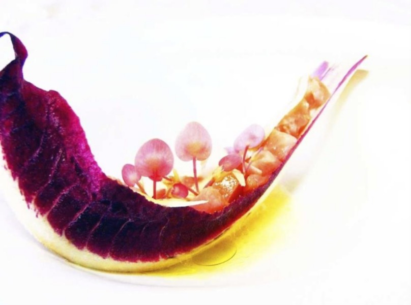 Tartare di salmone su foglia di radicchio con fiori di Begonia