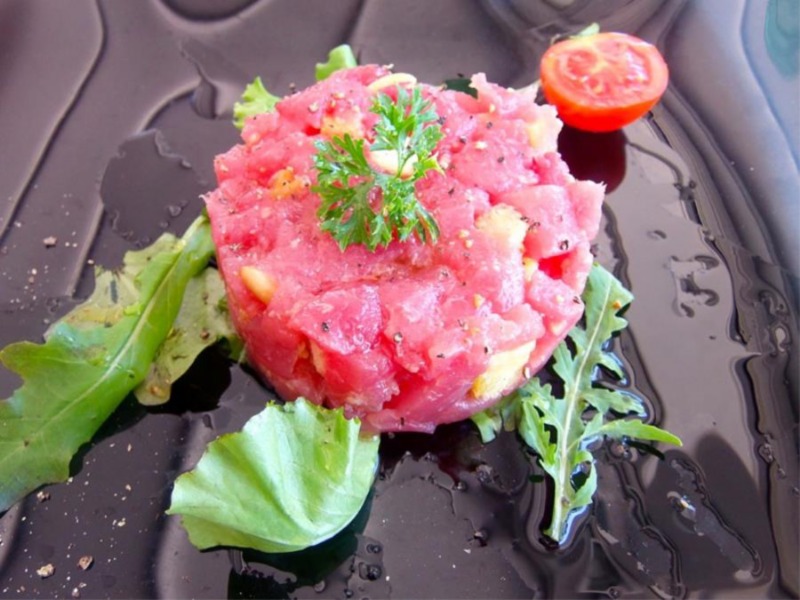 Tartare di tonno con briciole di frisella pugliese all'aglio, limone e pinoli